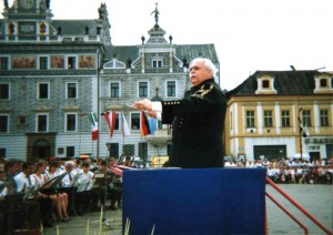 1992 06 festival v Kolíně - monstrkoncert na náměstí řídí pan Karel Bria - 10