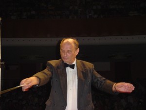 2003 05 - koncert v MěDK Karviná - dirigent a skladatel Evžen Zámečník