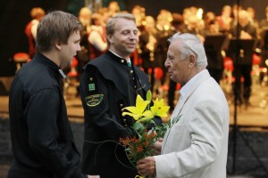 61 festival Janáčkovy Hukvaldy 2015 - koncert s DO Příbor 11. 7. 2015 (foto Edmund Kijonka) - gratulace Milanu Bystroňovi, bývalému dirigentovi Májováku