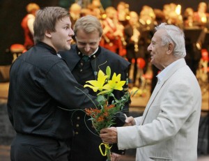 62 festival Janáčkovy Hukvaldy 2015 - koncert s DO Příbor 11. 7. 2015 (foto Edmund Kijonka) - gratulace Milanu Bystroňovi, bývalému dirigentovi Májováku